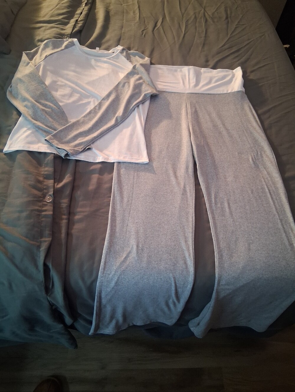 Women’s Two-Piece Lounge Set — Light Gray/White. XL-12